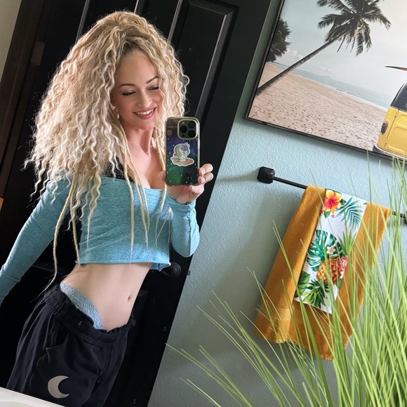 Meet your posher! :) - Picture 8 of 16